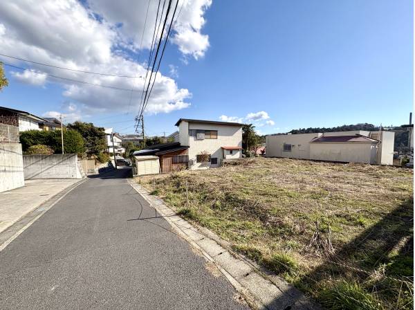 前面道路も広くゆとりの立地です。
