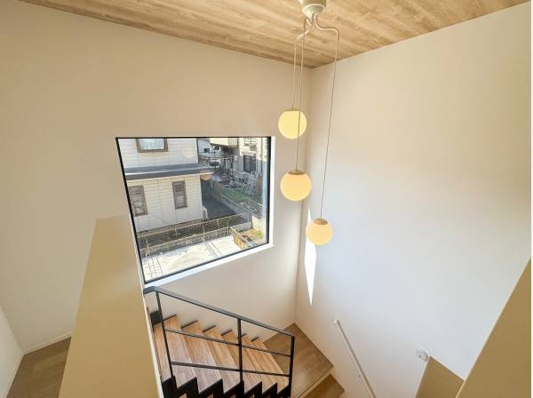 開放感のある吹抜けは大きな窓から陽光が射し込みます