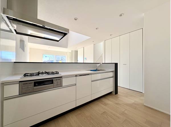 対面式システムキッチンは食洗機と浄水器付きでキッチン裏にはパントリー