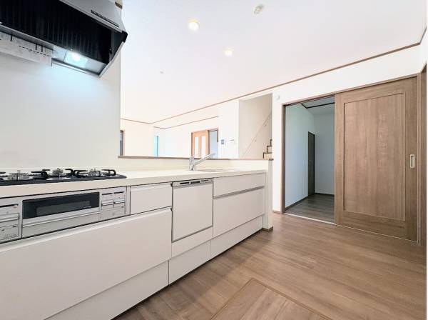 食洗器付きの対面式キッチン