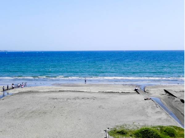由比ヶ浜まで徒歩1分（約80m）