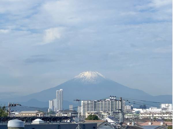 なんと空気の澄んだ日には富士山も望めますよ