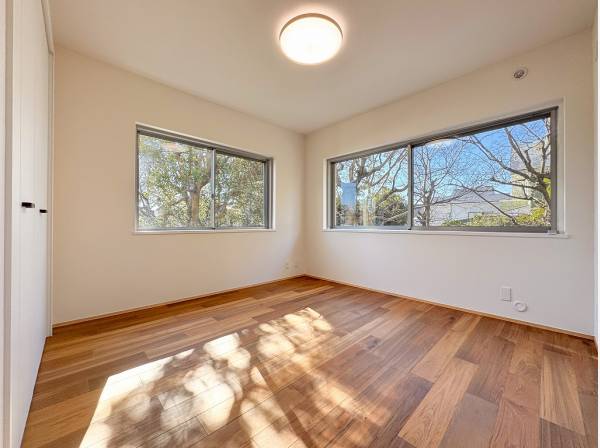 窓からの借景が室内を彩ります