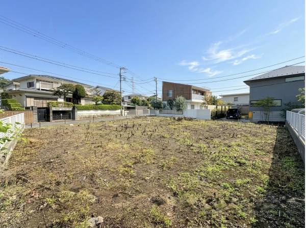 陽当たりが良く青空が広がる広大な敷地。自由な設計が楽しめます