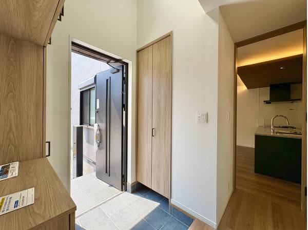 玄関も明るく、開放的な空間です