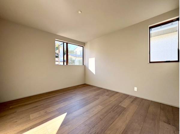 全室7帖以上のゆとり設計。大きな窓から緑を望む安らぎの空間。