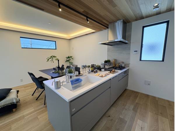 料理が楽しくなる！木目調の天井がお洒落なオープンキッチン