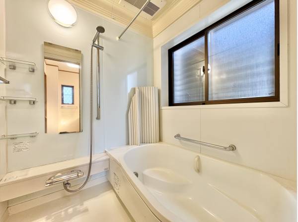 足を伸ばせる浴槽は、心身ともにしっかりと疲れを癒してくれます