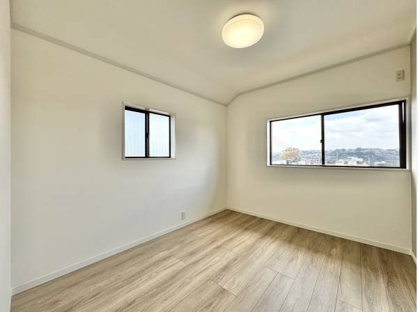 やわらかな光が差し込む、落ち着きある洋室空間。