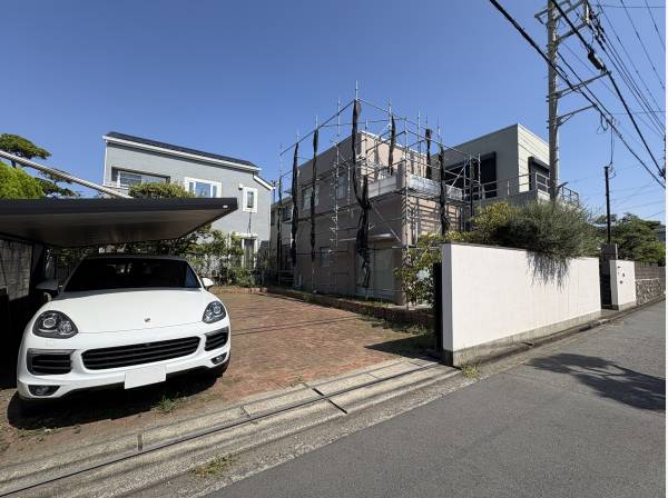 広い間口のゆとりの約８０坪の敷地、建物も堂々と見栄えします