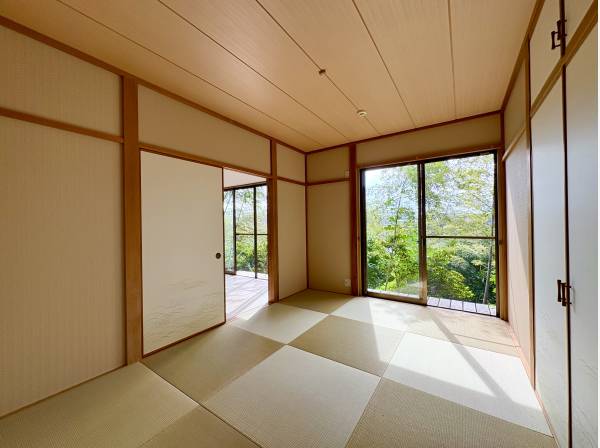 和室で緑を望みながら落ち着きのあるひと時を