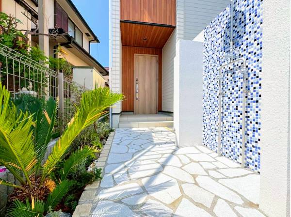 湘南らしい外シャワー付きのエントランス