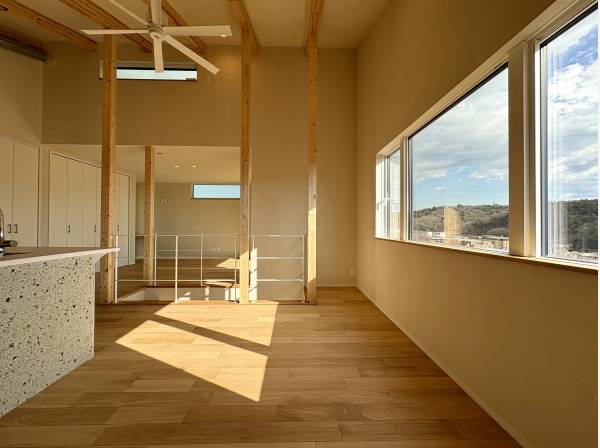 ッチンから繋がるダイニングスペース。抜けた眺望が魅力的