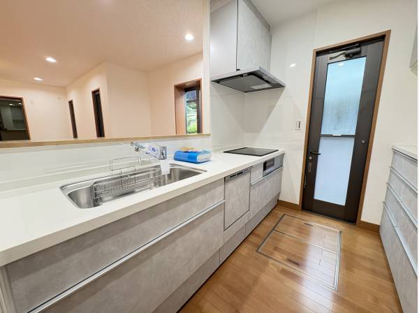 LDKを見渡せる対面式キッチン