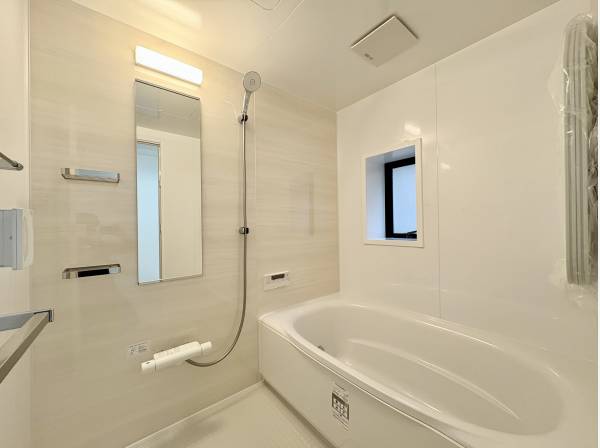 白を基調とした落ち着きあるバスルーム