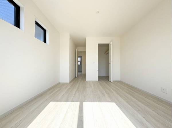 ウォークインクローゼットが完備された主寝室