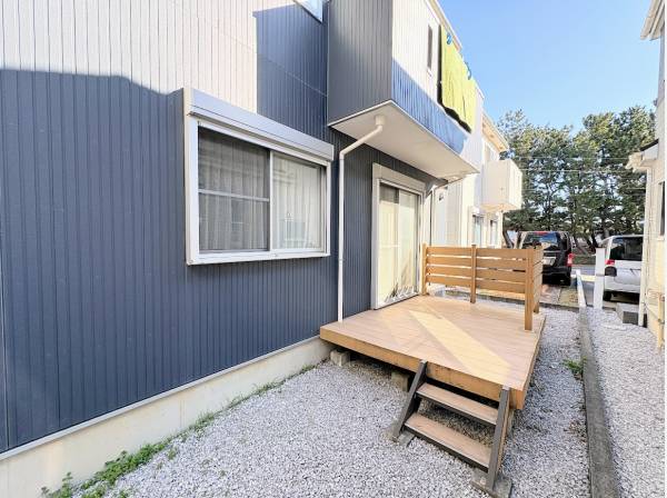 ゆったりとできるウッドバルコニー