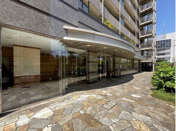 重厚感のある石畳が広がるエントランス