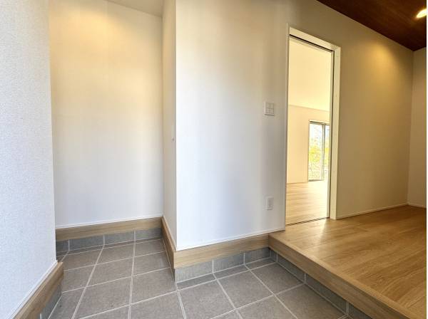 ベビーカーやアウトドア用品の収納に重宝するオープンタイプ