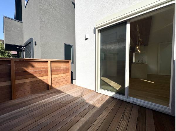 LDKの大開口サッシの先にウッドデッキが広がります