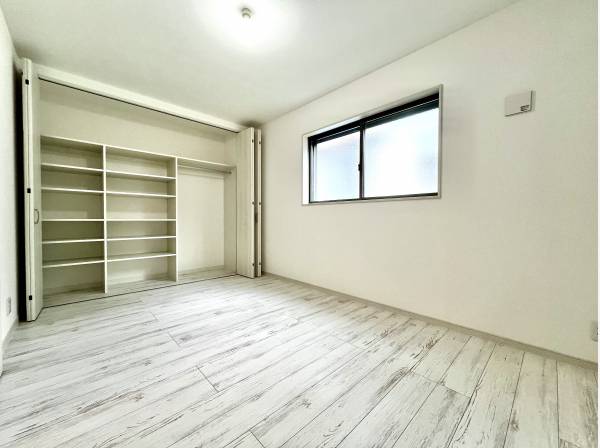 洋室は全３部屋、各部屋に収納完備で収納たっぷり。