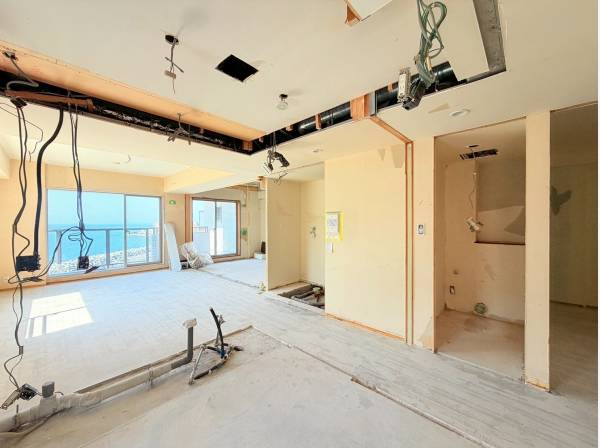 約20.5帖ものLDKからは窓いっぱいに広がる美しい海と青空！