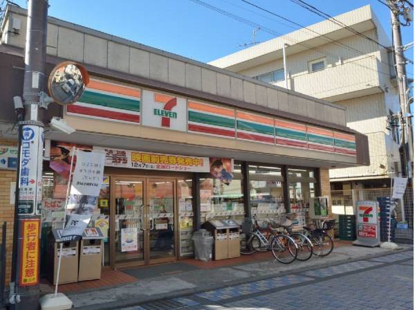 セブンイレブンまで徒歩7分（約550m）