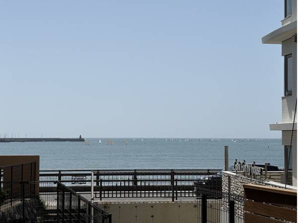 海まで徒歩1分（約80ｍ）、専用庭からは海が見えます