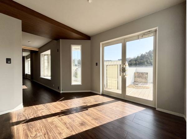 ダイニング部分窓からお外へつながります。