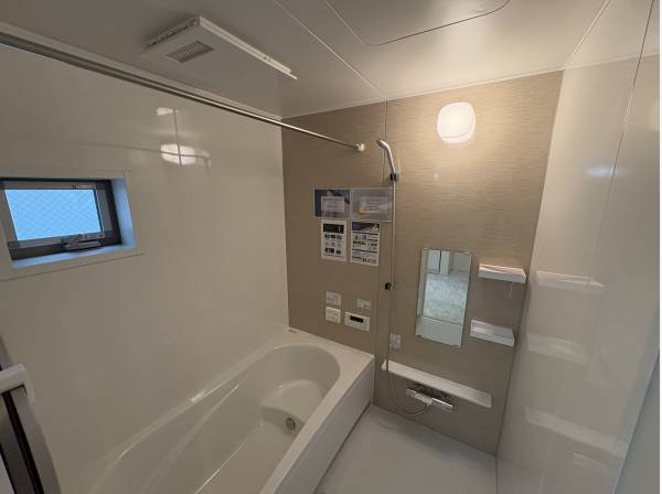 お風呂には浴室乾燥機が付いております。