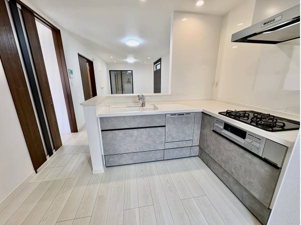 キッチンを中心に家族の雰囲気が感じられる導線になっています。