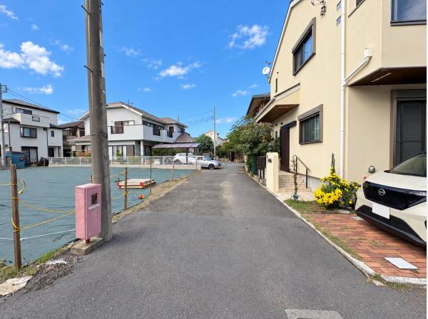 前面道路を確認し、車や徒歩での出入りを思い描く時間。
