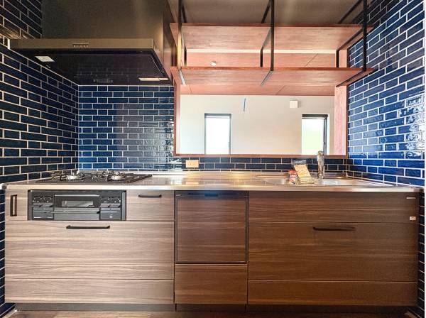 システムキッチンは食洗機と浄水器付き。タイルと吊り戸棚を採用