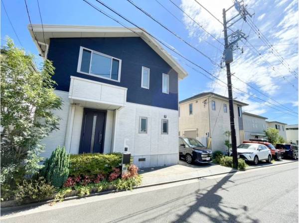 積水ハウス施工の上質な佇まい。街並みに調和する、洗練されたデザイン。