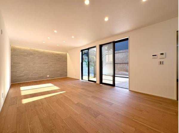 リビングからウッドデッキへ繋がります。