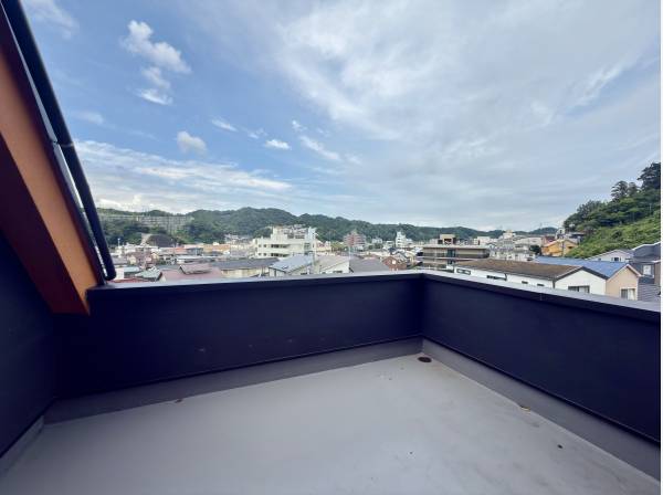 3階バルコニーからの眺望！逗子の街並みと自然を見渡すリフレッシュ空間