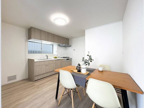 柔らかな木目調のキッチンが空間に温もりを添えます