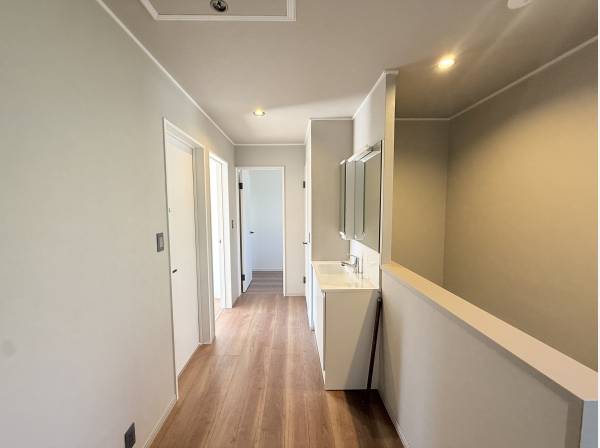 廊下には天井収納完備