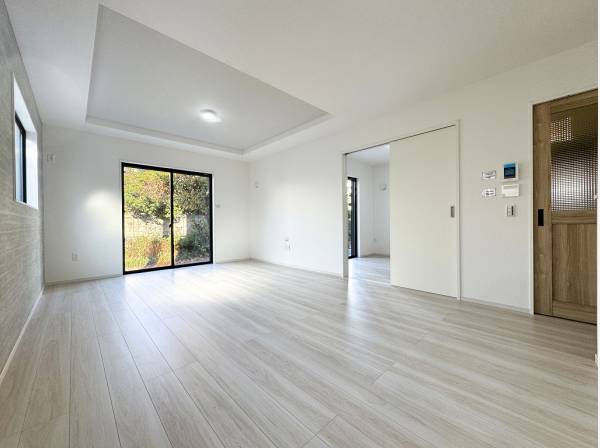 リビングには床暖房を完備しています