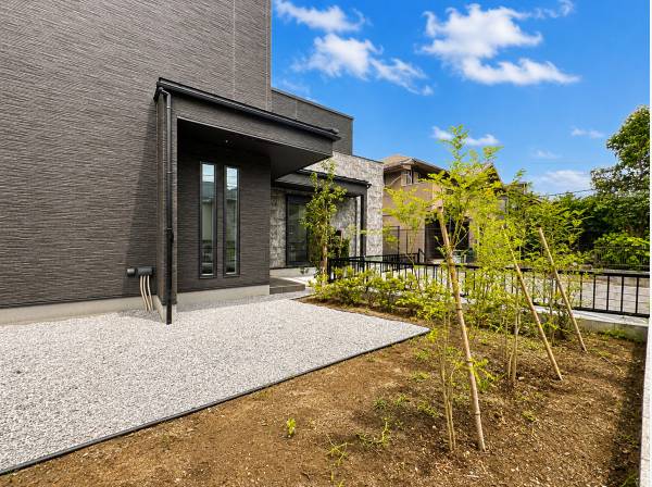 約85坪のゆとりを活かした緑を身近に感じる庭スペース。