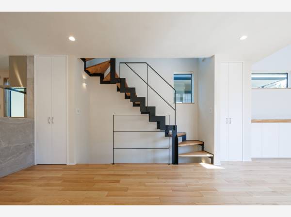 アイアン階段が空間にアクセントを添えるLDK。