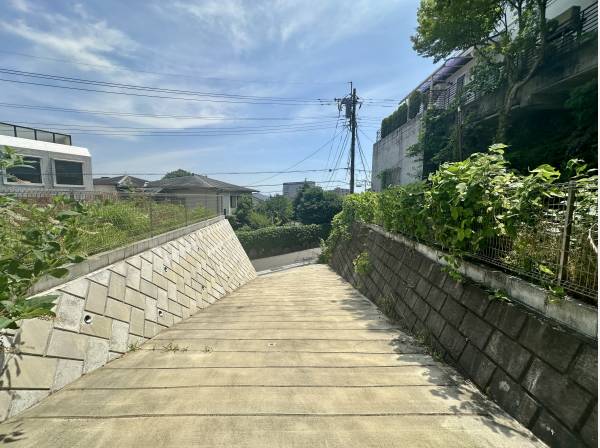 敷地へのアプローチ