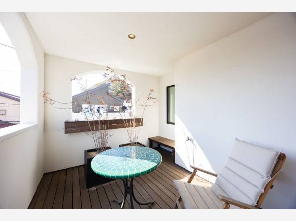 地中海を思わせる素敵なインナーバルコニー♪大変明るいです♪