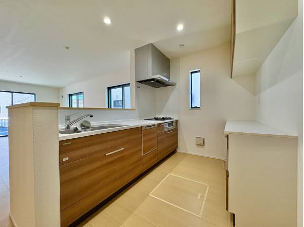 キッチンは対面式なのでリビング側を見渡すことが出来ます。