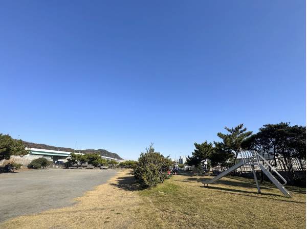 港公園まで徒歩5分（約350m）