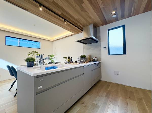 リビング・ダイニングと繋がるペニンシュラ型キッチンを採用