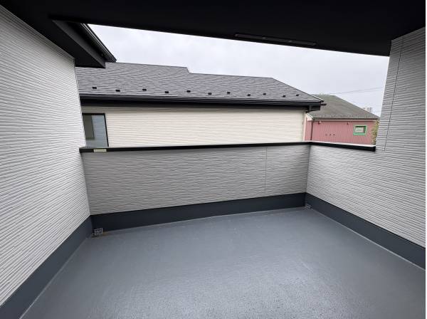 バルコニーは天井が半分ありますので、雨が降っても安心ですね。