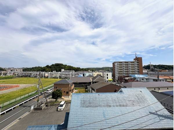 バルコニーからの眺望です。周りに高い建物がないため日当たりも良いです