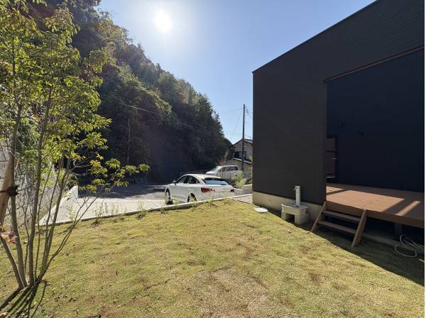 緑に包まれる敷地はゆとりの約７８坪。芝生のお庭も広々