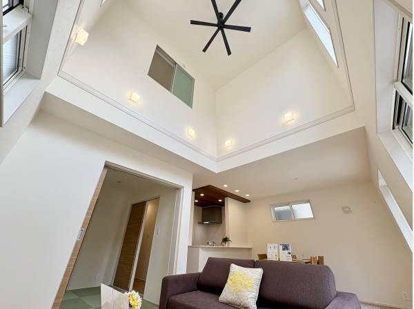 リビングの開放感ある吹き抜け